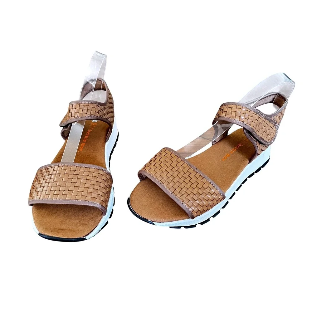 Bernie Mev New York Tan Woven Platform Sandals Womens Size 39/8‎ Hook Loop Strap